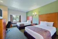 La Quinta Inn & Suites by Wyndham Tulare - parking