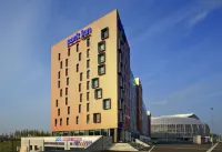 Park Inn by Radisson Lille Grand Stade Hôtels à proximité de : Église catholique Nativité de Notre-Dame à Villeneuve-d'Ascq