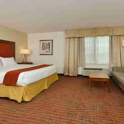 Holiday Inn Express Boston-Milford Rooms