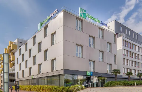 聖- 納澤爾智選假日酒店