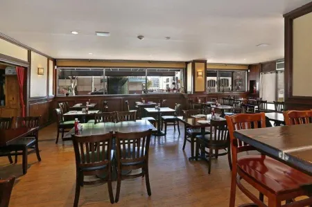 The Pickwick Hotel Отели рядом с достопримечательностью «Tin How Temple»