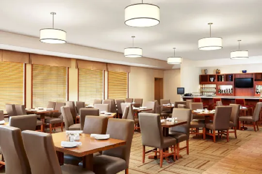 薩斯卡通福朋喜來登酒店