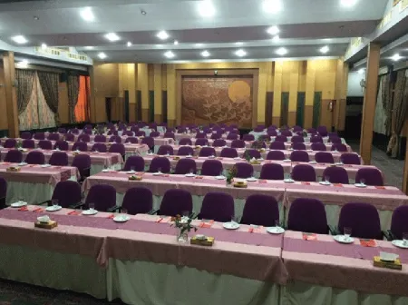 Aseman Hotel Отели рядом с достопримечательностью «Хашт-бехешт»