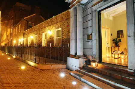No.1 Pery Square Hotel & Spa Отели рядом с достопримечательностью «Holy Trinity Abbey Church»