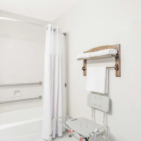 Brentwood Inn & Suites