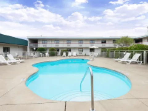 Sprucewood Inn Hotels in Elyria