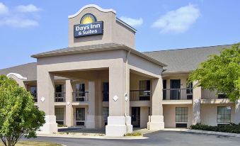 Days Inn & Suites by Wyndham Fort Valley