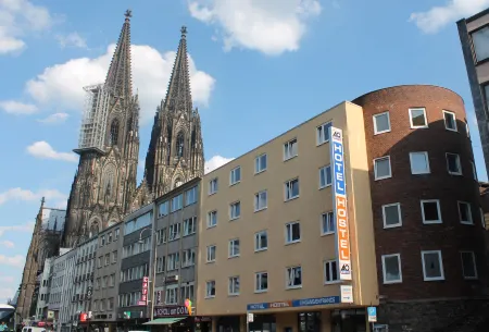 a&o Köln Dom Отели рядом с достопримечательностью «Dom Treasury»