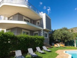 Villa with Pool Close to the Airport, Vari 290m²