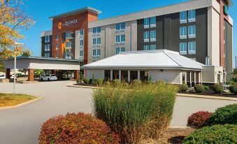 La Quinta Inn & Suites by Wyndham Cleveland Airport West