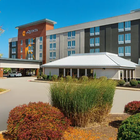 La Quinta Inn & Suites by Wyndham Cleveland Airport West