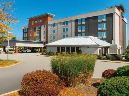 La Quinta Inn & Suites by Wyndham Cleveland Airport West Отели в г. Норт-Ольмстед