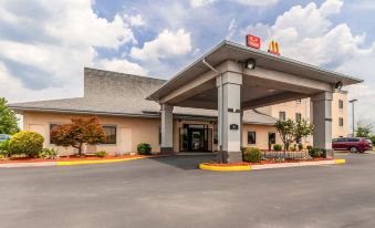 Econo Lodge Inn & Suites