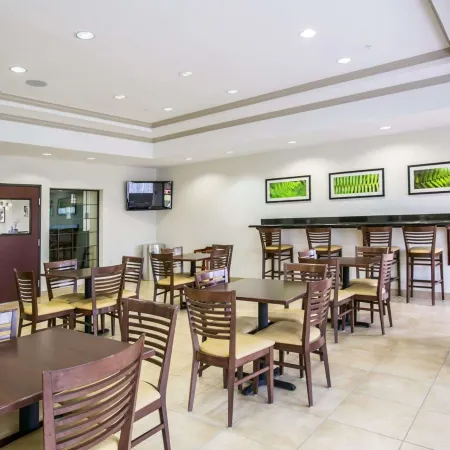 Restwell Inn & Suites I-45 North Отели рядом с достопримечательностью «Торговый центр Greenspoint»
