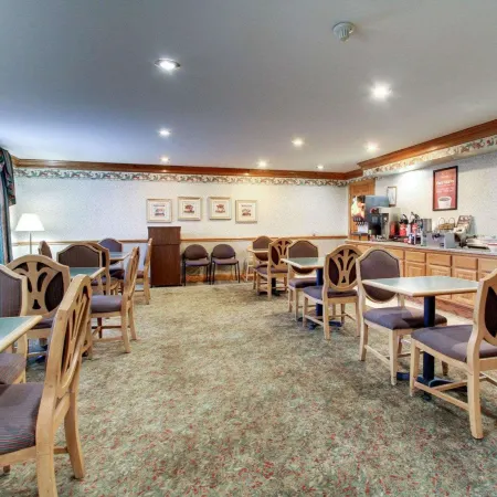 Econo Lodge Inn & Suites Отели в г. Флоувуд