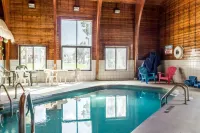 Econo Lodge North - piscina