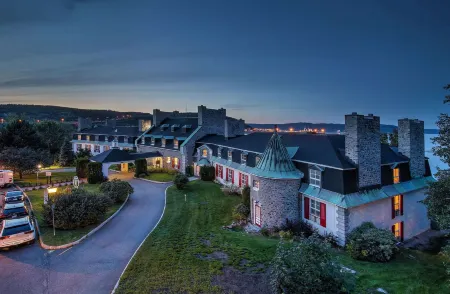 Hôtel le Manoir Baie-Comeau Отели в г. Бэ-Комо