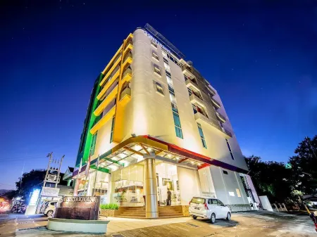 Continent Centrepoint Hotel Makassar Отели рядом с достопримечательностью «Harian Kompas»