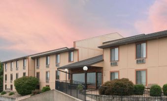 Super 8 by Wyndham Hannibal
