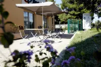Kyriad Direct Marseille Ouest - Martigues Hôtels à proximité de : Auchan Hypermarché Martigues