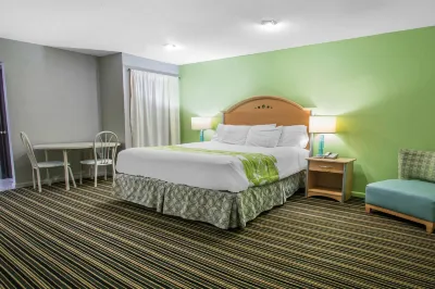 Rodeway Inn & Suites Winter Haven Chain of Lakes Hotels near MINILAND USA