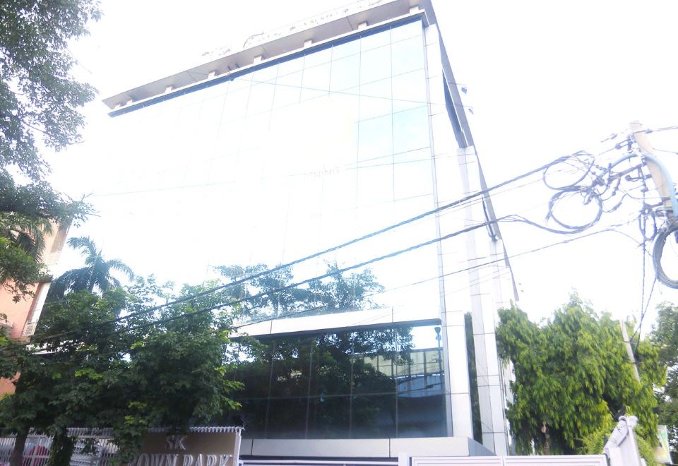 Hotel S. K Crown Park Naraina - Hizvo