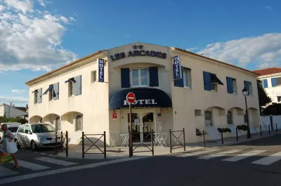 Hôtel les Arcades Hôtels à proximité de : Domaine de Méjanes