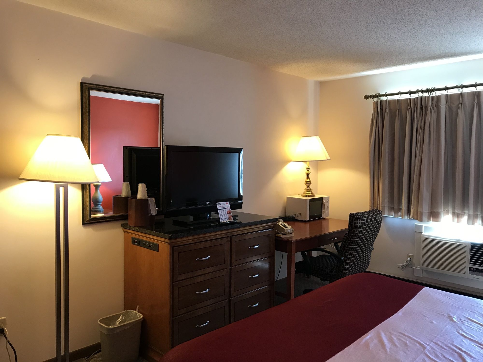 Econo Lodge Inn & Suites