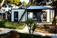 Waterman Beach Village فنادق في Supetar