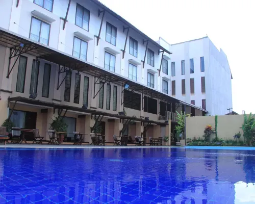 Grand Santhi Hotel Hôtels à proximité de : Place de Puputan Badung