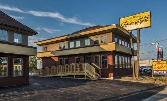 Aarya Hotel by Niagara Fashion Outlets - Housity