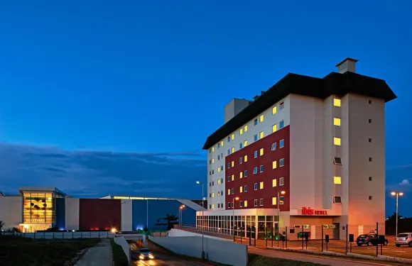 宜必思隆德里納購物中心酒店