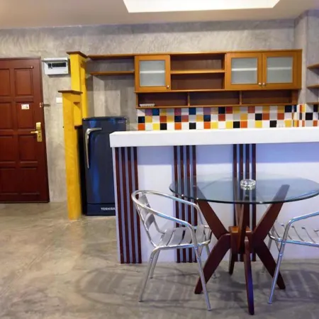 Ingfah Apartment Отели рядом с достопримечательностью «Thuad Saksit Khuandindam Trai Mongkol»