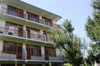 Sarthak B&B Hotels in Hallan-i