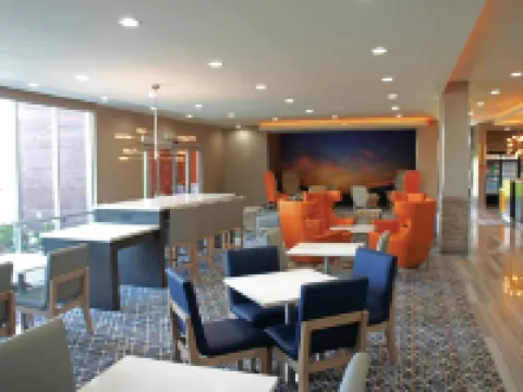 La Quinta Inn & Suites by Wyndham Opelika Auburn オペライカのホテル