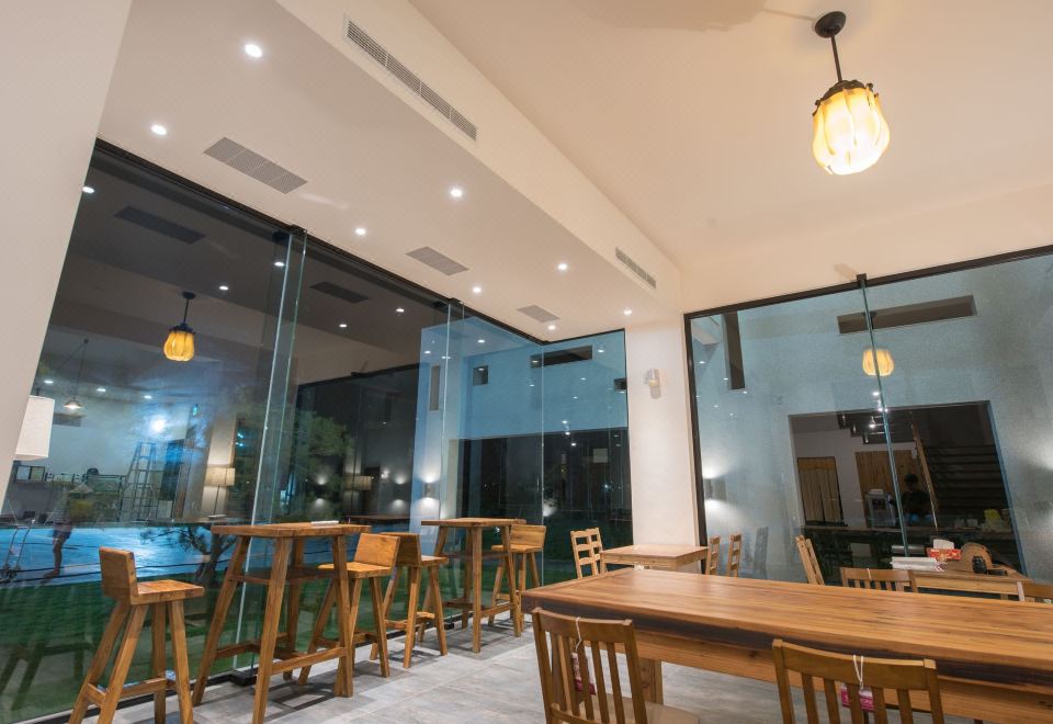 3. 히어 이스 B&..