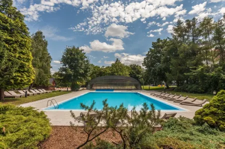 Hotel Pod Lipou Resort Отели в г. Сенец