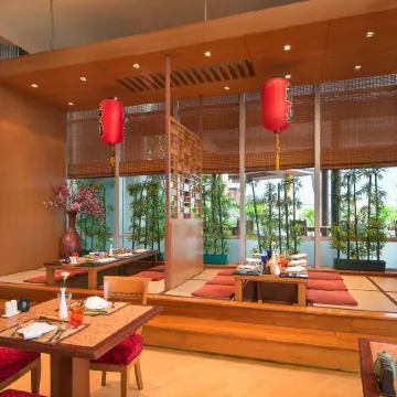 Prince Palace Hotel Bangkok Отели рядом с достопримечательностью «Школа Дебсирин»