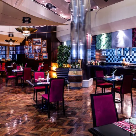 Crowne Plaza DUBAI - DEIRA by IHG Отели рядом с достопримечательностью «Торговый центр Al Bustan»