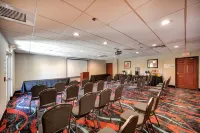 Holiday Inn Express & Suites Manteca City Center فنادق في Manteca