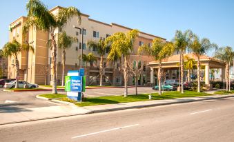 Holiday Inn Express & Suites Bakersfield Central