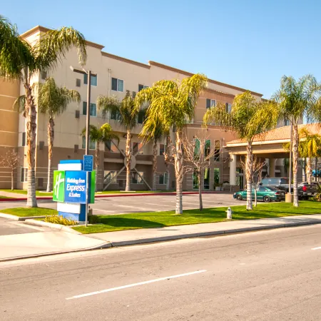 Holiday Inn Express & Suites BAKERSFIELD CENTRAL by IHG