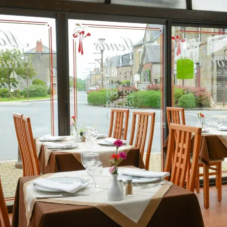Logis Hôtel et Restaurant la Tour Brette Отели в г. Понторсон
