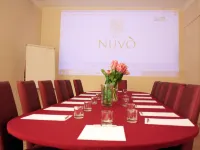 Hotel Nuvò Hotel berhampiran Kolam Renang Scandone
