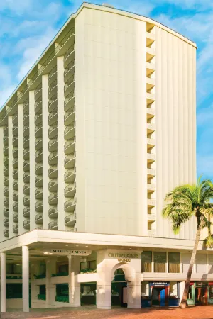 OUTRIGGER Waikiki Beach Resort Отели рядом с достопримечательностью «Университет Гавайи в Маноа»