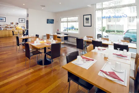 Séjours & Affaires Courbevoie Grande Arche Отели рядом с достопримечательностью «Pavillon des Indes»