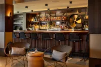 Newport Harbor Island Resort - bar