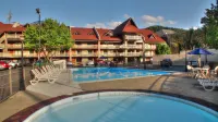 Crossroads Inn & Suites - Rooftop Pools