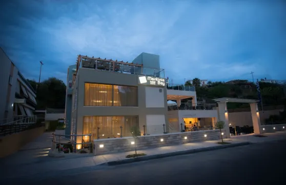 曼提尼亞灣酒店