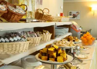 Regal Hotel & Apartments - breakfast